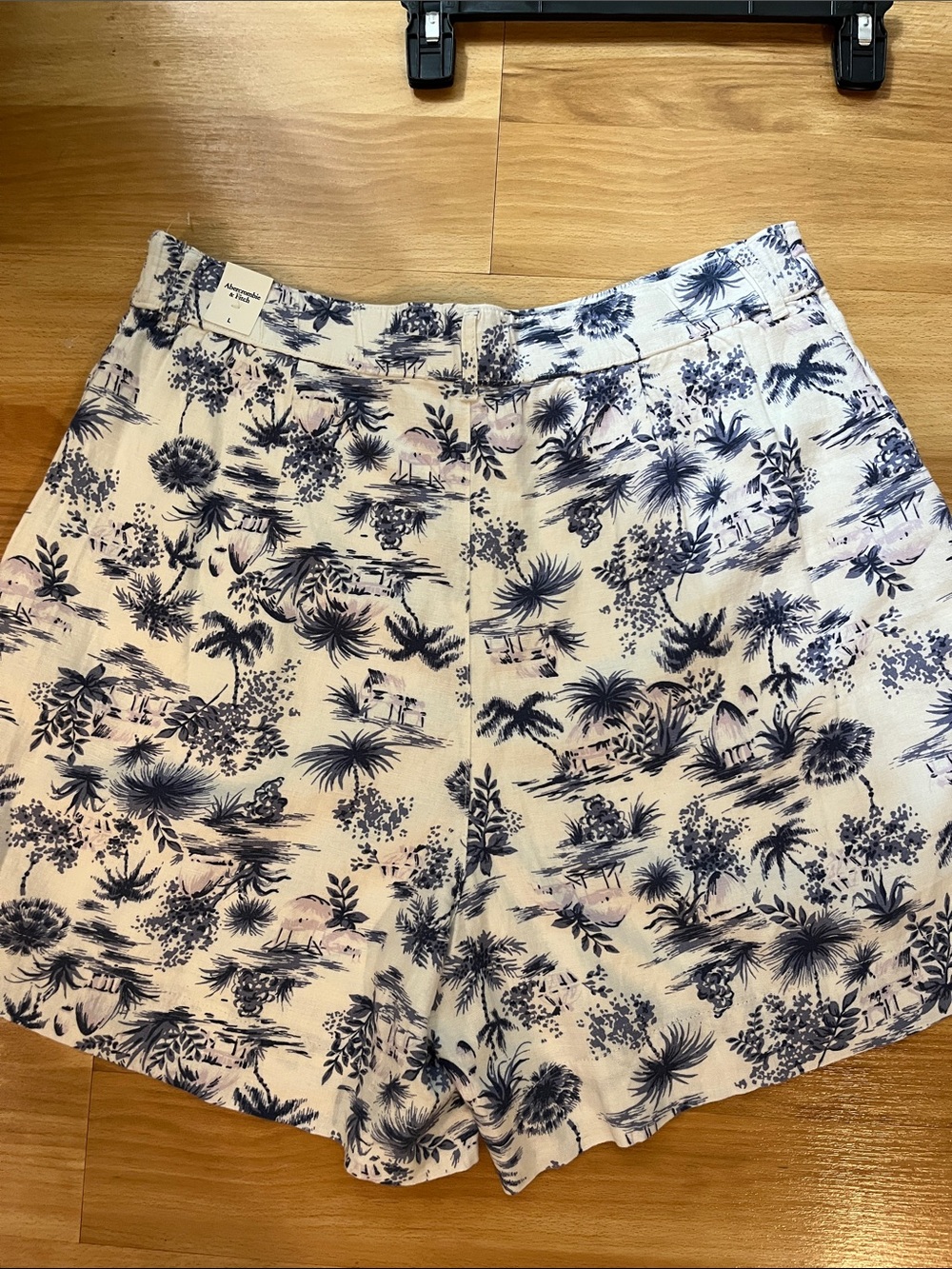 Abercrombie & Fitch Tropical Print High-Waist Bermuda Shorts - Navy White NWT L - Picture 2 of 12
